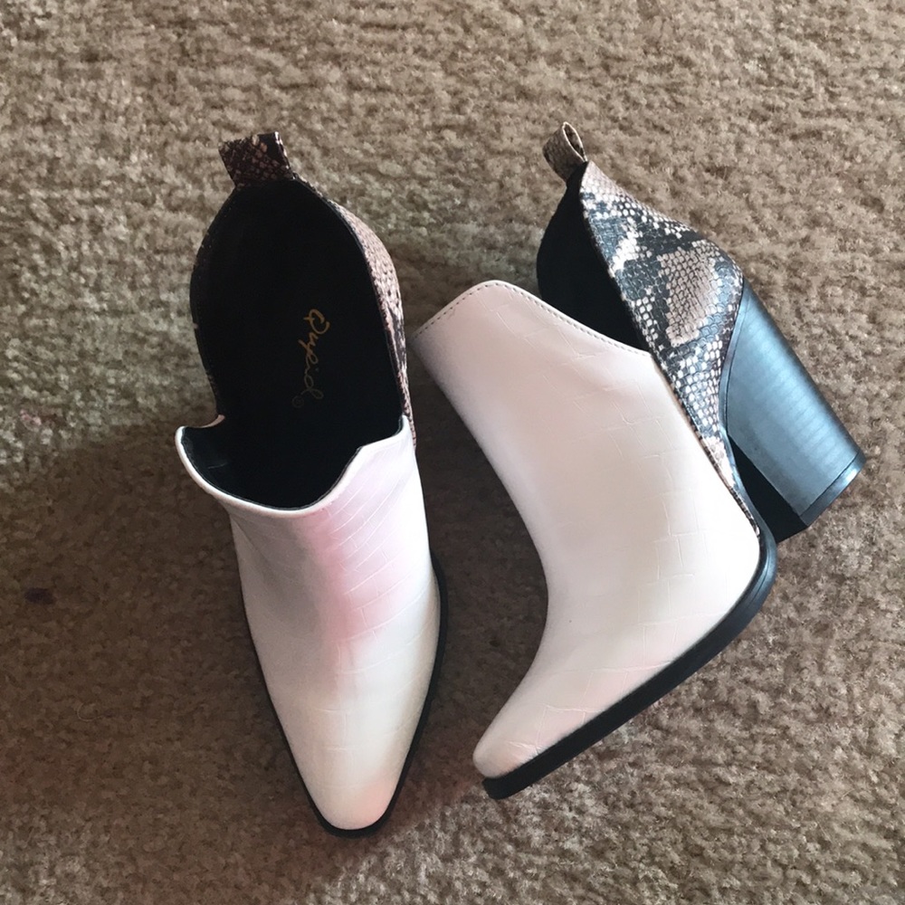 Qupid White Crocodile Print Pumps/Heels